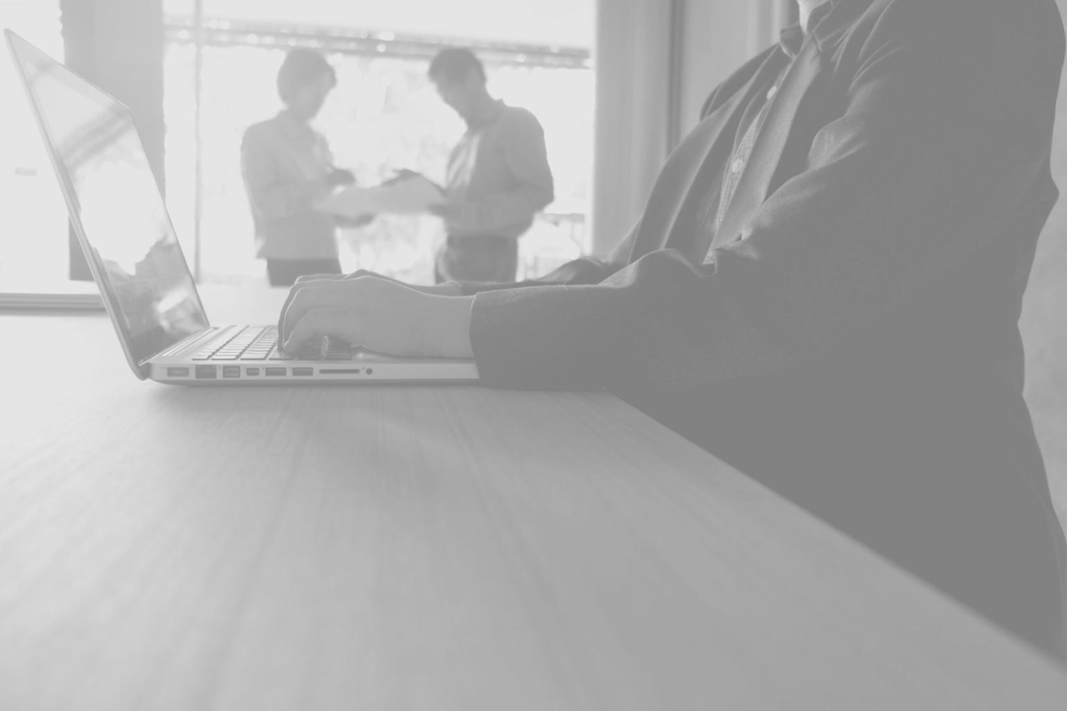 Professionelle Finanzberatung in modernem Büroumfeld
