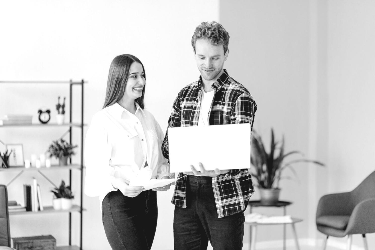 Moderne Lernumgebung mit Tablets und Finanzdiagrammen
