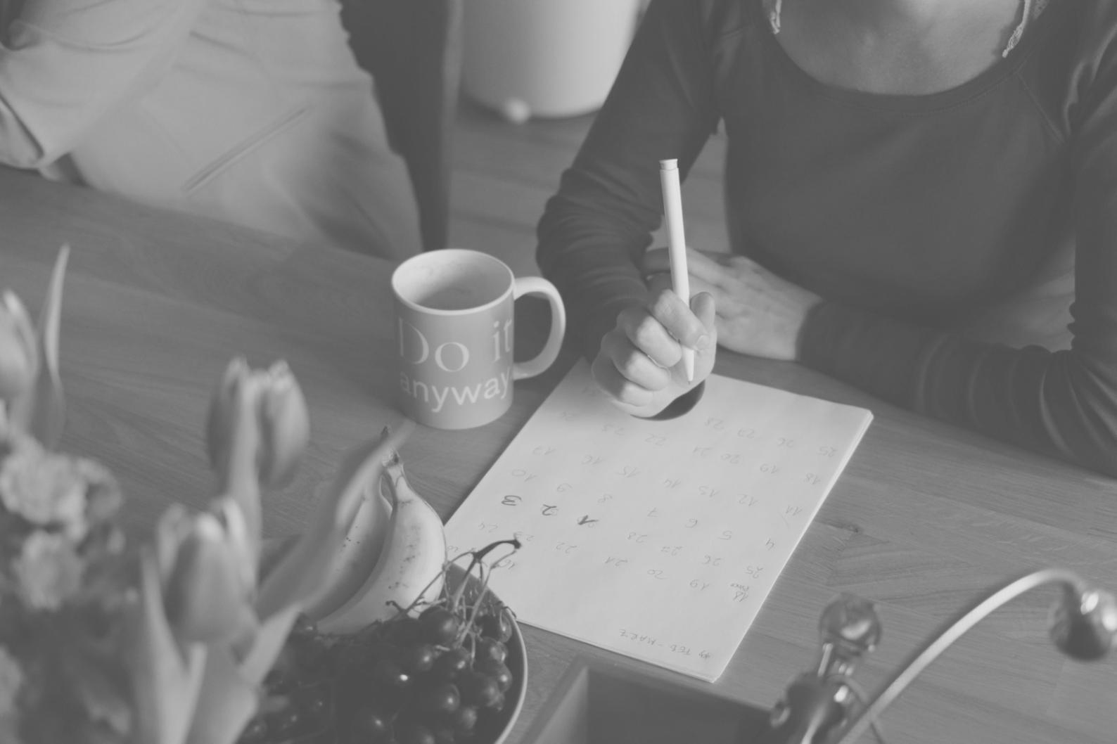 Finanzanalyst arbeitet mit Daten und Charts